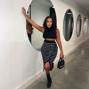 BLACK AND WHITE STRIPPED SKIRT